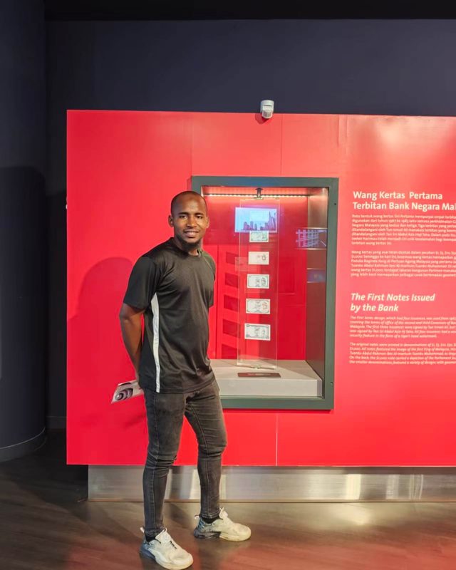 Bah at a museum exhibit on the history of banknotes